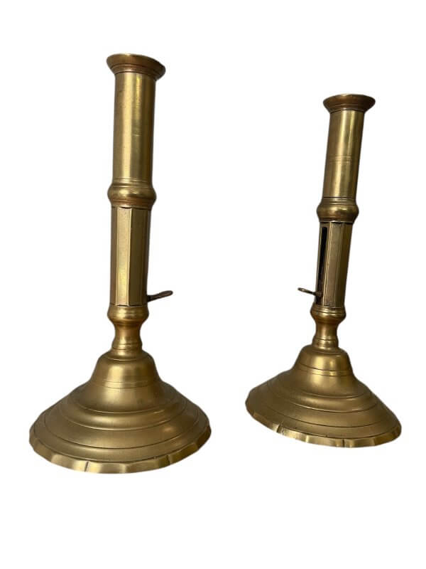 paire de bougeoirs à poussoir – laiton doré